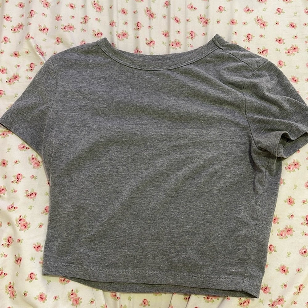 Gray cropped shirt